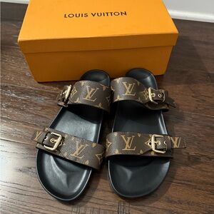 Boutique Women's Black Sandals with Brown Straps